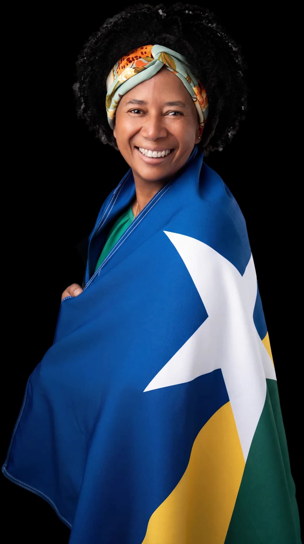 Silvia Cristina enrolada na bandeira de Rondônia, em foto de estúdio.
