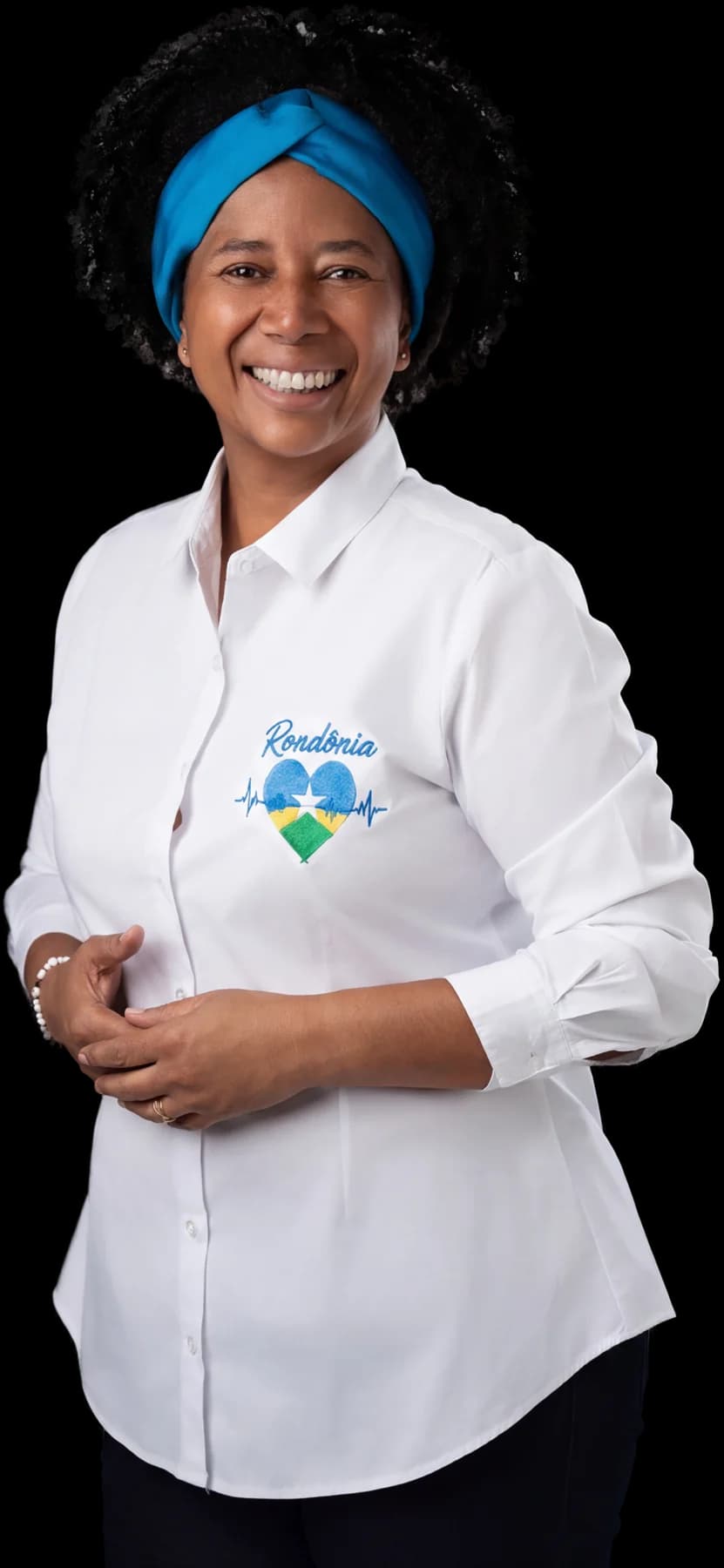 Silvia Cristina de camisa branca bordada com a palavra "Rondônia", em foto de estúdio.