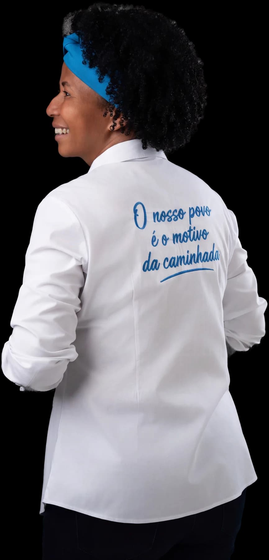 Silvia Cristina de costas, com a camisa da campanha escrita O nosso povo é o motivo da caminhada.